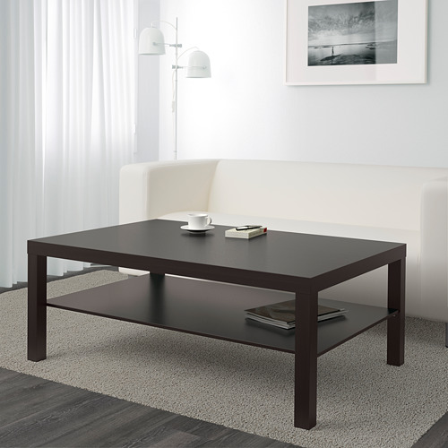 Sala de estar moderna con mesa de centro bLACK, taza, revista.