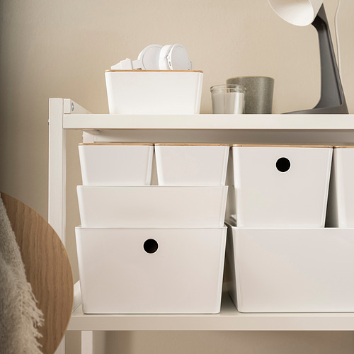 Estante de almacenamiento organizado con cajas de almacenamiento blancas KUGGIS, diferentes tamaños y formas, diseño cuidado.