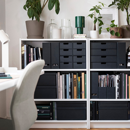 Despacho moderno con estantería, cajones FJÄDERHARV, plantas, silla.