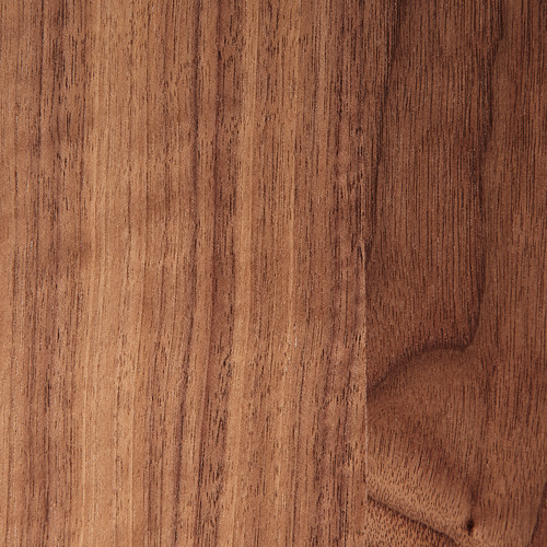 Primer plano de un tablero de chapa de nogal pulido con patrones de vetas visibles. Tonos ricos y cálidos y textura suave.