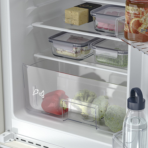 Refrigerador abierto con productos frescos y estantes ajustables.