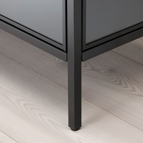 Un mueble moderno con patas de metal oscuro, con un diseño elegante y una artesanía robusta.