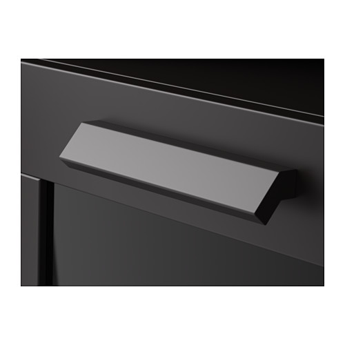 Sí, tirador de cajón de cristal negro. Diseño elegante, moderno y minimalista. Parte de una elegante unidad de almacenamiento.