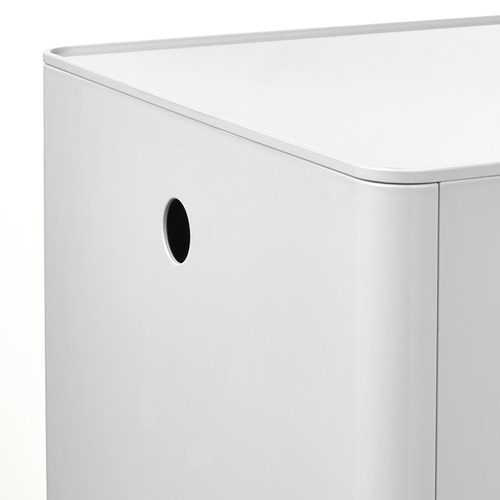 Moderna caja de almacenamiento blanca con tapa curva y asa pequeña.