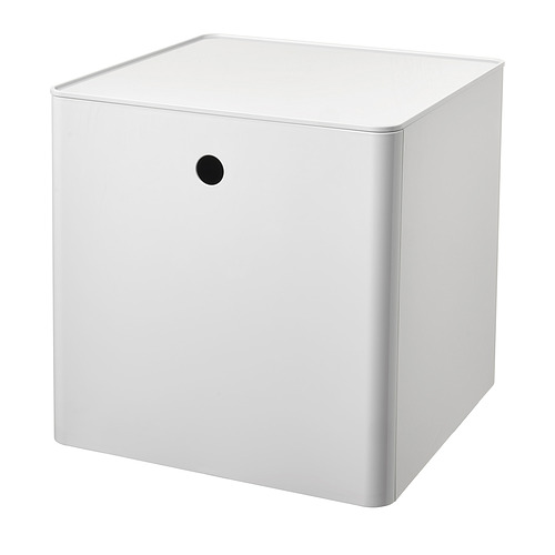 Una caja de almacenamiento KUGGIS blanca con tapa y asa circular en un lado. Es cúbico y está hecho de plástico pet reciclado, diseñado para un almacenamiento versátil.