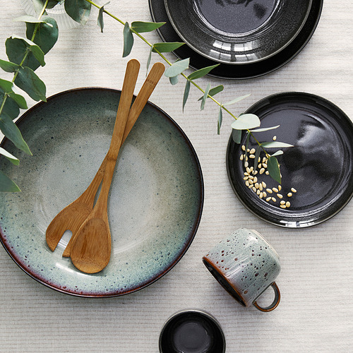 Plato, pinzas, tazas y cuencos de gres azul mar GLADELIG en la mesa, estilo retro, toque natural, varios tamaños.