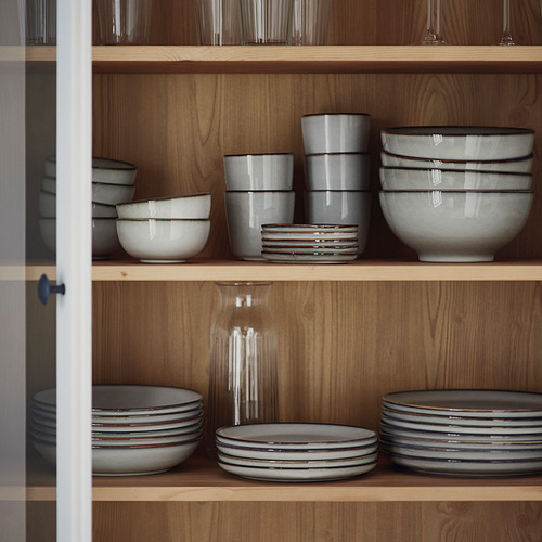 Estante de madera con gres GLADELIG gris: platos, tazas, cuencos cuidadosamente expuestos.