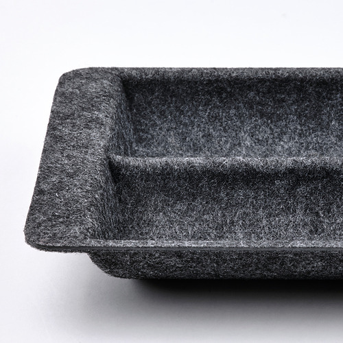 Pequeño organizador rectangular gris con superficie texturizada.