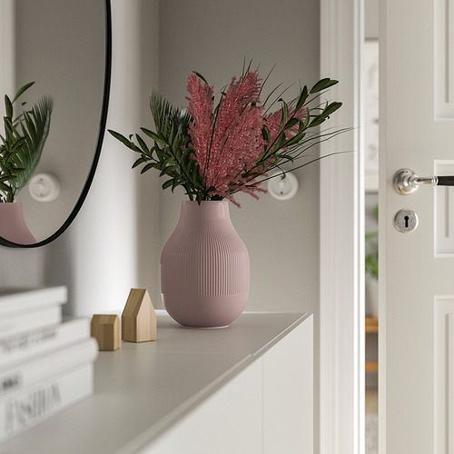 Jarrón GRADVIS con flores en estantería, color pastel, habitación minimalista.