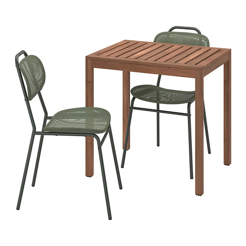 Muebles de exterior NÄMMARÖ: una mesa de acacia marrón y dos sillas con respaldo de malla verde y patas metálicas.