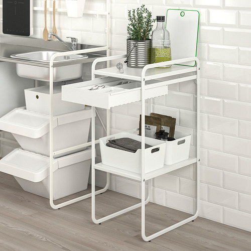 Un mueble de almacenamiento metálico SUNNERSTA con estantes y cajones, perfecto para artículos de cocina como plantas y botellas.