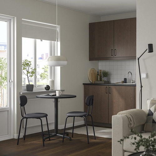 Mesa y sillas de cocina STENSELE junto a la ventana, sofá, planta.