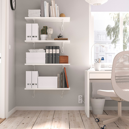 Espacio de trabajo minimalista con estanterías FÖRLÄGGARE que contienen libros y decoración. Escritorio, silla y ventana cerca.