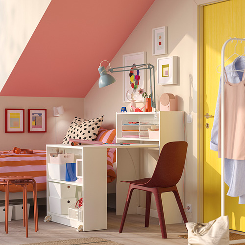 Pequeña oficina en casa con paredes rosas, escritorio y silla blancos BILLY, lámpara roja, estantes con decoración, puerta amarilla, perchero.