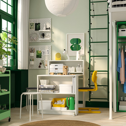 Librería BILLY blanca utilizada como mesa de estudio, con cajas de almacenaje y tapa extraíble, ideal para espacios reducidos.