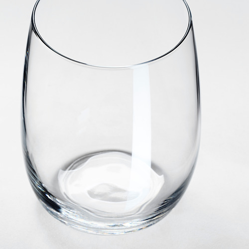 Copa de vino clara y vacía vista desde arriba, que muestra sus bordes prístinos y lisos y su calidad cristalina transparente.