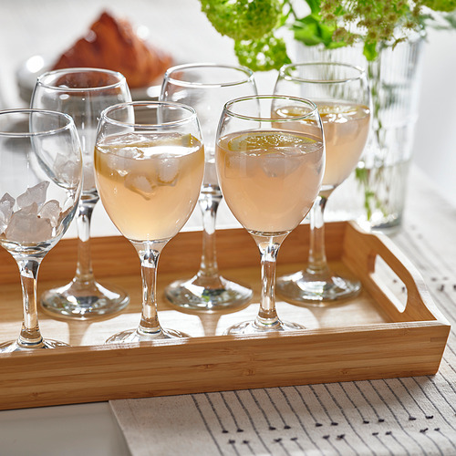 Bandeja de madera que contiene seis copas de vino, algunas llenas de líquido transparente y hielo, que muestran su uso para bebidas.