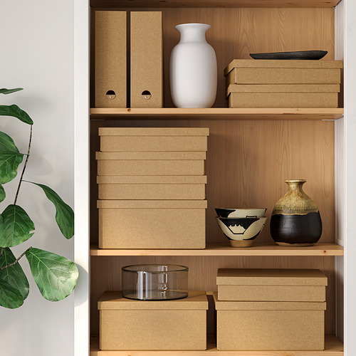 Estantes de madera que almacenan cajas de cartón y artículos decorativos, incluidos jarrones y cuencos.