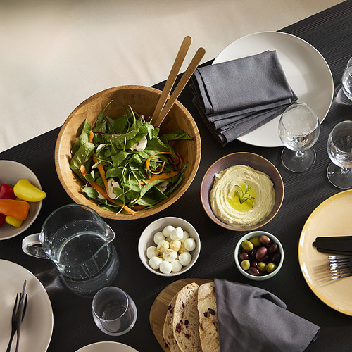 Cuenco de madera con ensalada, mesa.