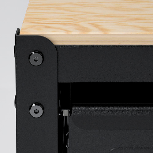 Primer plano de un banco de trabajo de acero duradero con tapa de madera de pino, con cajón seguro con manijas de metal.