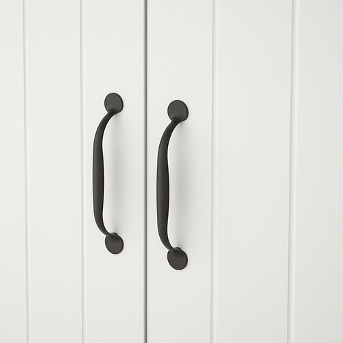 Dos manijas negras horizontales sobre puertas de madera blanca, espaciadas uniformemente, lo que indica artesanía y diseño de alta calidad.