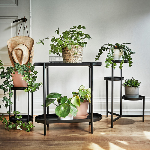 Soporte de plantas OLIVBLAD negro con múltiples estantes, que muestran varias plantas verdes. Moderno y elegante, apto para uso en interiores y exteriores.