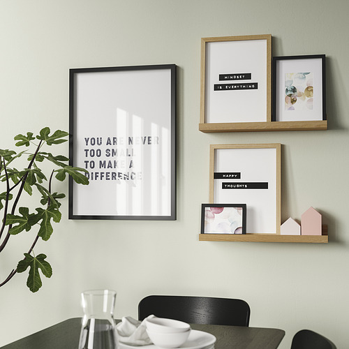 La estantería de pared moderna muestra cuadros y decoración. Una ranura para soporte de ángulo. Sujeta marcos y objetos pequeños de forma segura.