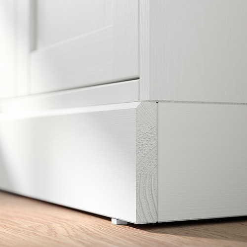Un mueble de madera blanca HAVSTA con un acabado rústico cepillado, colocado sobre un suelo de madera.