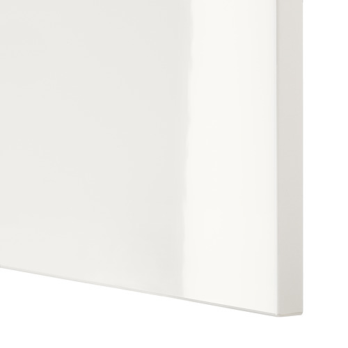 Borde de gabinete blanco brillante y nítido, acabado suave. Diseño limpio y moderno.