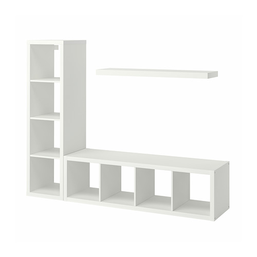 Una estantería KALLAX blanca con secciones abiertas y una estantería de pared, diseñada para ser funcional y minimalista.