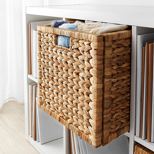 Cesta de mimbre en estante, color marrón natural, forma rectangular con tapa, material tejido.