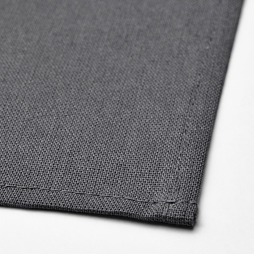 Servilleta de tela gris oscuro, cuidadosamente doblada, con textura de algodón de calidad y costuras finas.