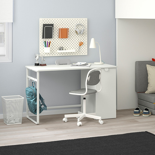 Montaje de escritorio infantil blanco LÄRANDE con silla, lámpara y tablero perforado grises, perfecto para habitaciones pequeñas.