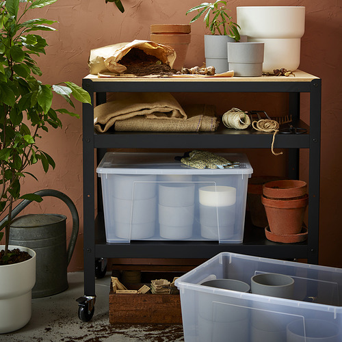 Estantería móvil de jardinería con herramientas, macetas, plantas y contenedores SAMLA azules.