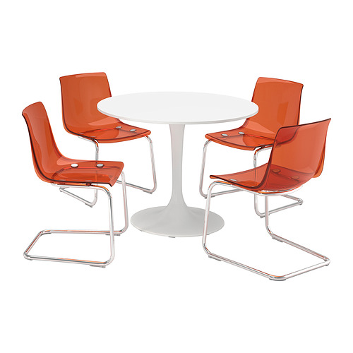 Conjunto de 4 mesas redondas blancas y sillas naranjas; Modernas sillas de color naranja transparente con patas metálicas, dispuestas alrededor de una pequeña mesa blanca.
