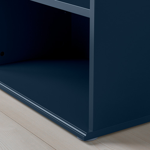 Moderno armario azul con bordes elegantes y patas ajustables, sentado sobre suelo de madera.