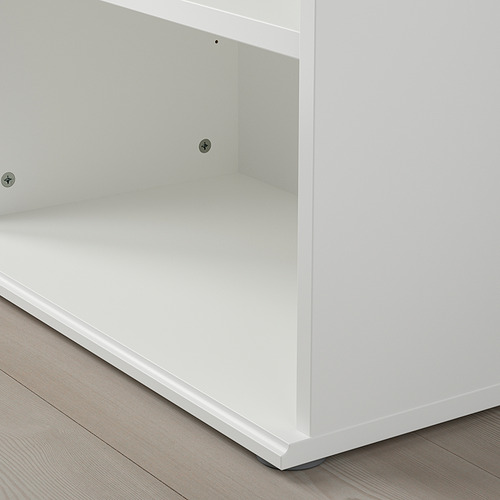 Primer plano de muebles modernos y blancos impolutos con líneas limpias y tornillos visibles, que muestran materiales y artesanía de alta calidad.