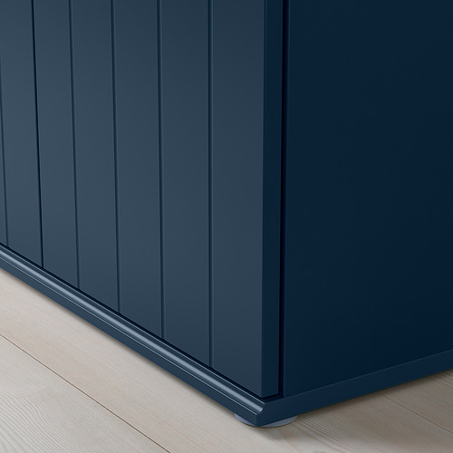 Gabinete de madera oscura con ranuras verticales, manijas elegantes y base robusta, que exuda artesanía de calidad.
