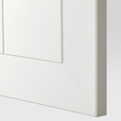 Primer plano de la puerta del armario blanco, bordes lisos, acabado de alta calidad.