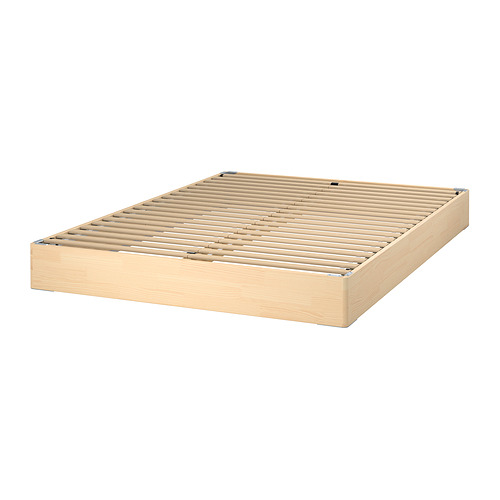 Un somier plano LYNGÖR de color madera clara. Tiene listones de madera y una estructura de soporte para el apoyo de la cama.