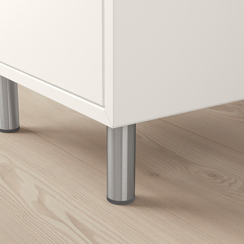 Mueble blanco con patas de acero inoxidable sobre suelo de madera.