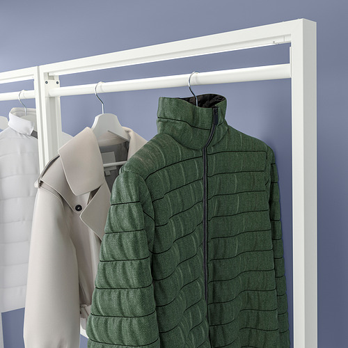 Barra de colgar con chaqueta verde, perchas y abrigo sobre marco blanco. Ideal para colgar ropa de abrigo, móvil y estable.