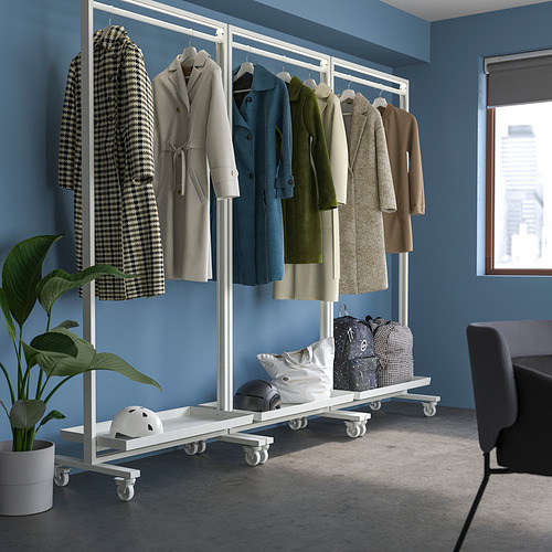 Perchero Mitzon con ruedas, 6 abrigos, bolsos, casco. Pared azul, planta, silla gris. Metálico, móvil, organiza la entrada.