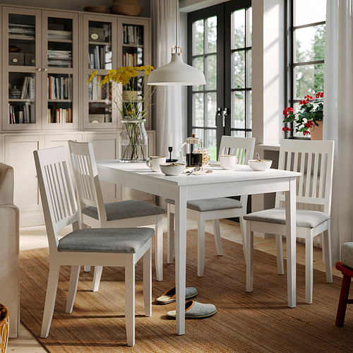 Moderno juego de comedor NÄSINGE blanco con mesa cuadrada y sillas verticales, perfecto para espacios reducidos.