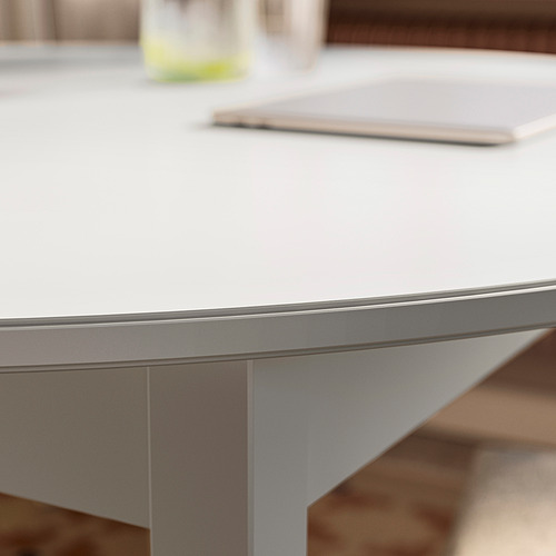Mesa de comedor redonda de melamina con patas de madera robustas y elegantemente acabadas.
