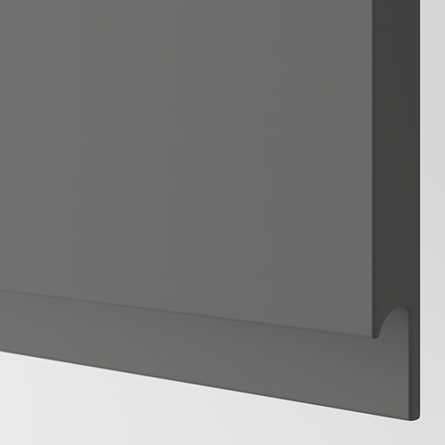 Primer plano de la elegante y moderna puerta de armario gris. Acabado mate, textura lisa y tirador integrado del sistema de cocina METOD de ikea.