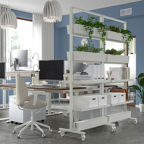 Espacio de trabajo moderno con soporte de planta móvil, escritorio, sillas, computadoras y lámparas MITTZON.