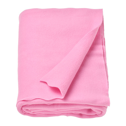 Manta de vellón doblada de color rosa brillante, forma suave y rectangular, diseño simple.