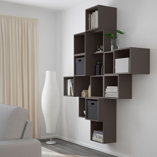 Estantería de pared con múltiples compartimentos para libros y decoración, maximizando el espacio.