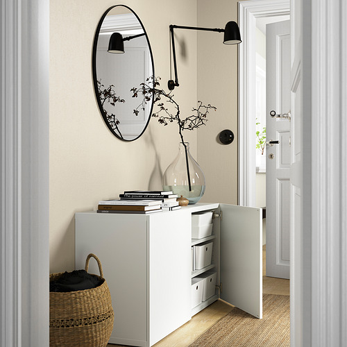 Pasillo moderno con almacenamiento, libros y decoración BESTÅ. Luces negras, espejo.